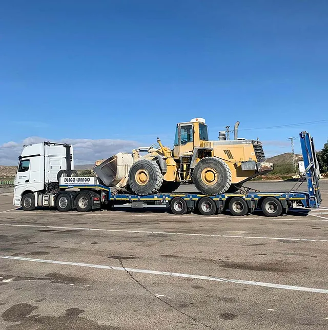 Transportes Diego Luengo grúa con maquinaria pesada